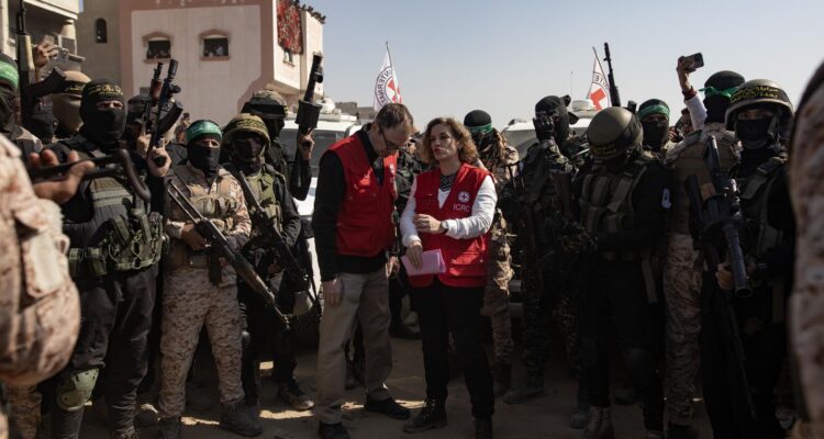 Miembros del Comité Internacional de la Cruz Roja junto a combatientes palestinos