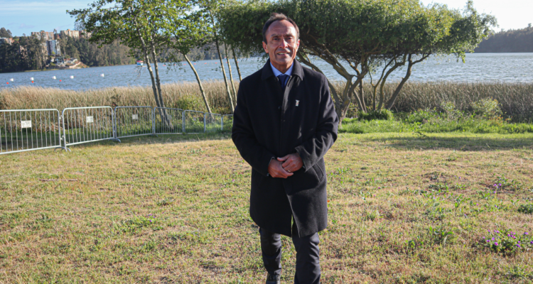 Ministro Pizarro presente en Ironman de Pucón: correrá junto Kristel Köbrich y Lucita Poblete en posta