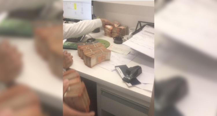 Fotografía de billetes de 20 mil pesos que iban al menor de los hermanos Jalaff