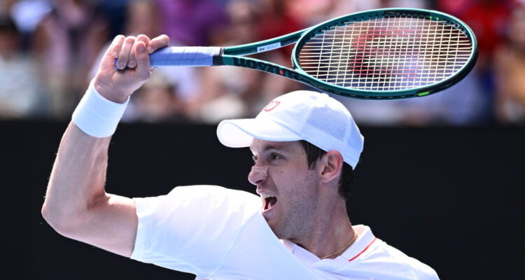 Nicolás Jarry cae ante Jannik Sinner y se despide en primera ronda del Abierto de Australia