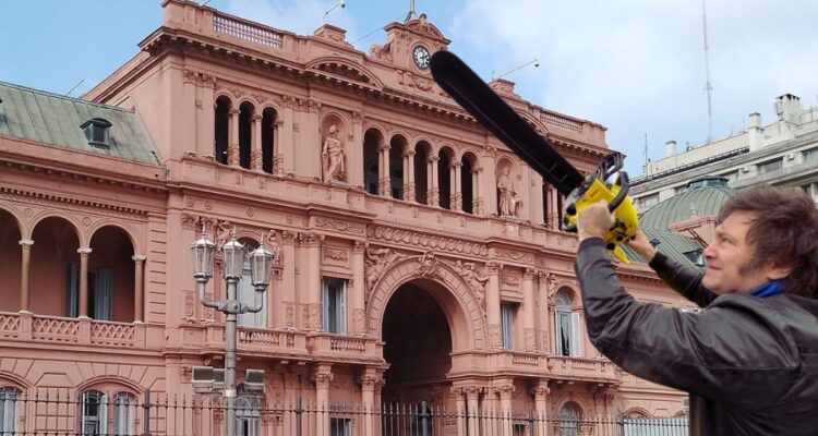 Javier Milei sosteniendo una motosierra como imagen de campaña, la Casa Rosada de fondo.
