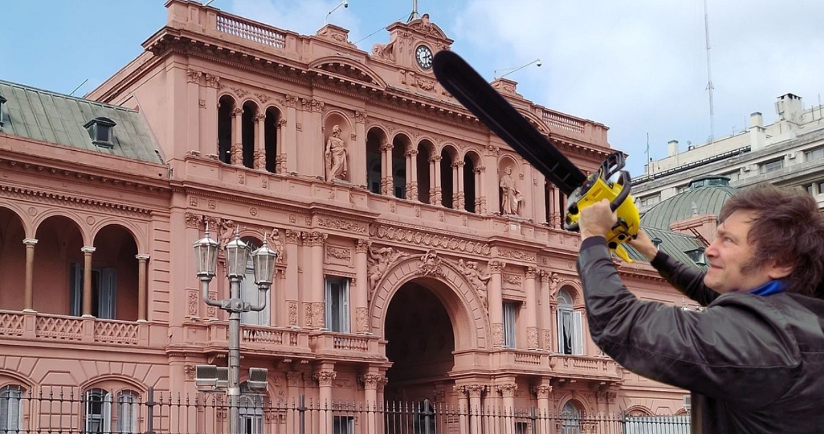 Javier Milei sosteniendo una motosierra como imagen de campaña, la Casa Rosada de fondo.