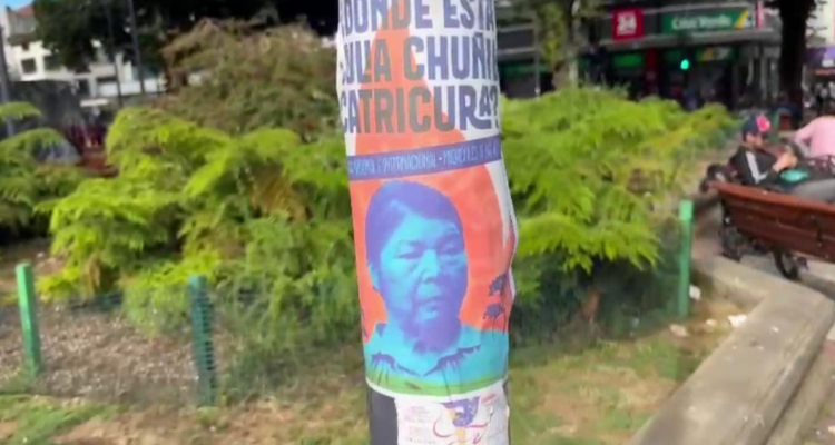 Pancarta por desaparición de Julia Chuñil por petición de diputadas de crear comisión especial