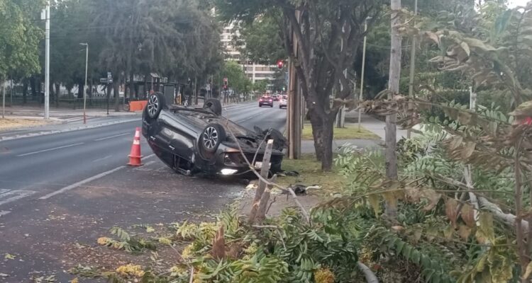 Accidente de tránsito termina con vehículo volcado en Las Condes