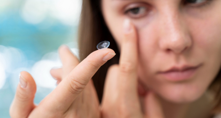 lentes de contacto y agua