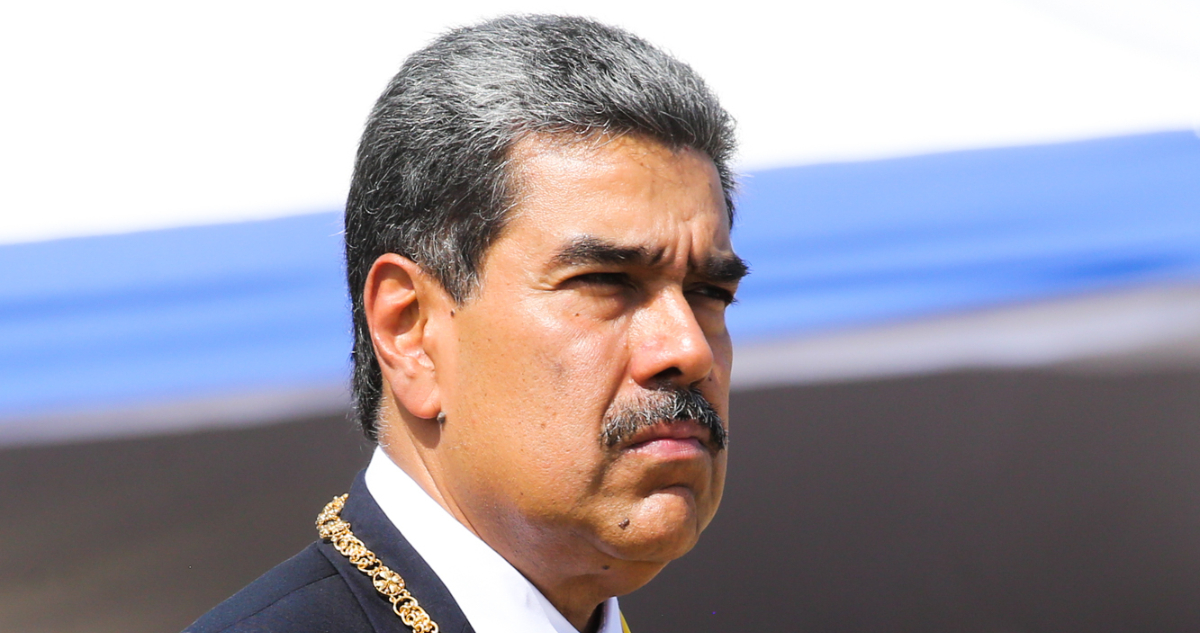 Maduro ordena preparar y aceitar “los fusiles” ante “amenazas criminales” de Uribe y Duque