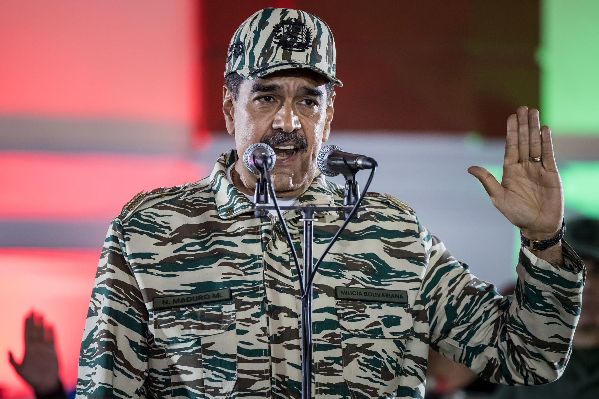 Miembros de las milicias bolivarianas en un acto de juramento en Caracas