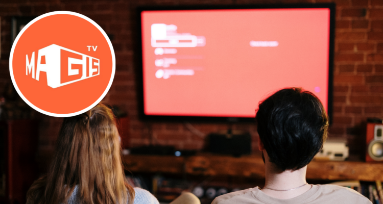 Personas viendo televisión y logo de Magis TV en referencia a riesgos de la aplicación