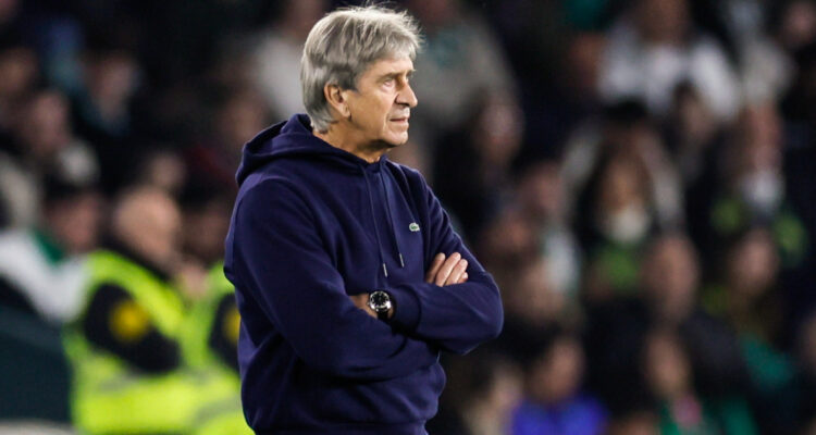 Manuel Pellegrini dirigiendo al Real Betis en 2025