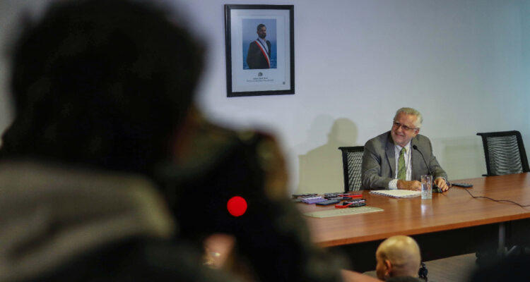 Pacheco y ejecutivo de SQM deberán aclarar ante comisión las dudas que rondan por acuerdos del litio