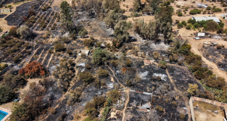 Escombros de megaincendio en región de Valparaíso que afectó a empresas
