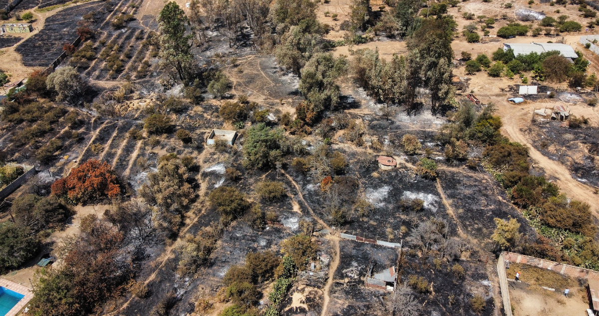 Escombros de megaincendio en región de Valparaíso que afectó a empresas