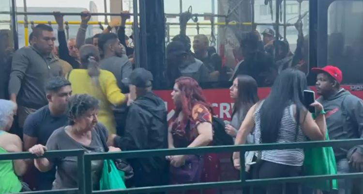 Línea 2 del Metro con siete estaciones cerradas por problema técnico: usuarios repletan paraderos