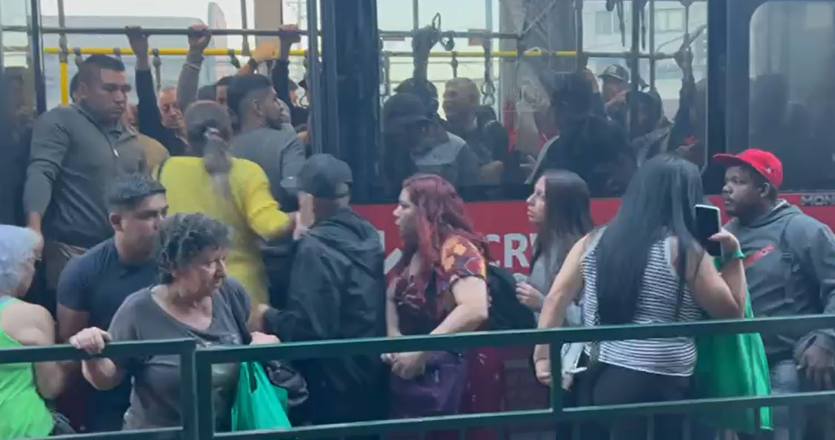 Línea 2 del Metro con siete estaciones cerradas por problema técnico: usuarios repletan paraderos