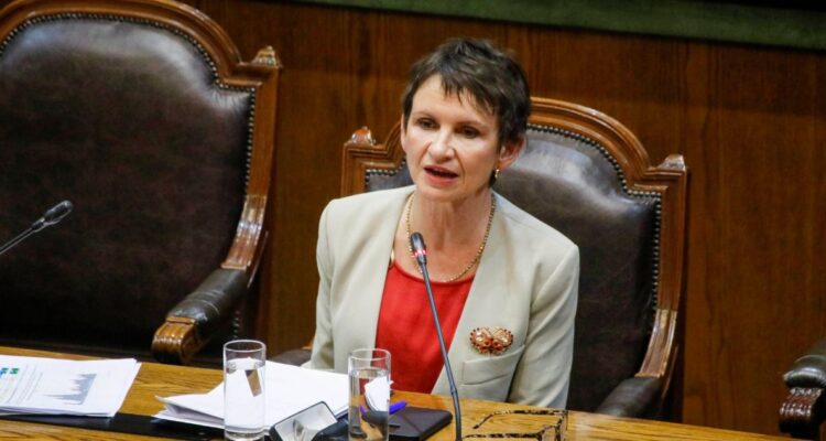 Tohá responde crítica de Matthei por expulsión de extranjeros: “Desconoce bastante lo que ha pasado”