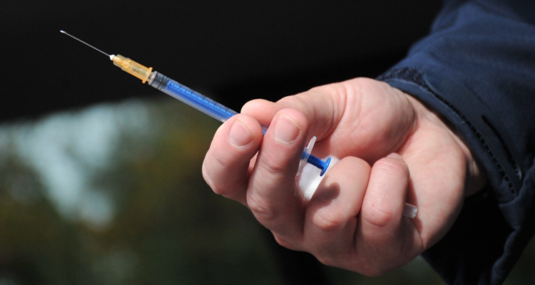 Minsal oficia a Las Condes por contratar a 34 personas que vacunaban sin cumplir requisitos