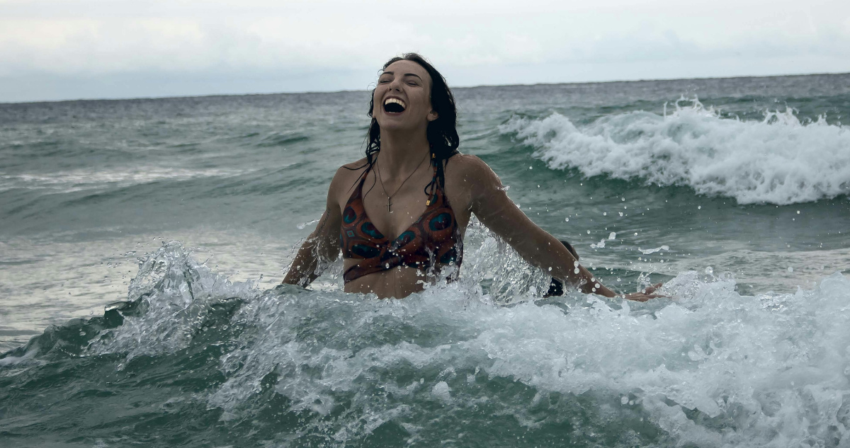 Mujer nada en el mar