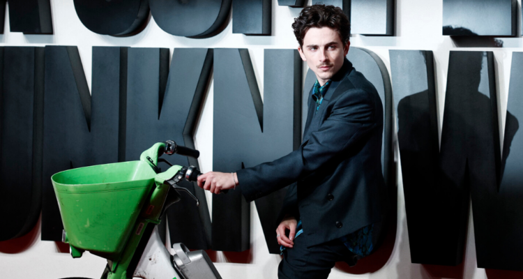 Multan al actor Timothée Chalamet tras ir en bicicleta al estreno de su película en Londres