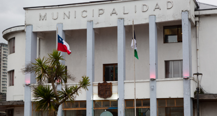 Frontis de la Municipalidad de Puerto Montt por nueva arista de indagatorias por irregularidades