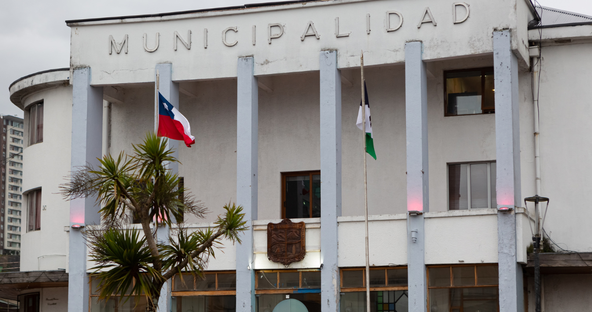 Frontis de la Municipalidad de Puerto Montt por nueva arista de indagatorias por irregularidades