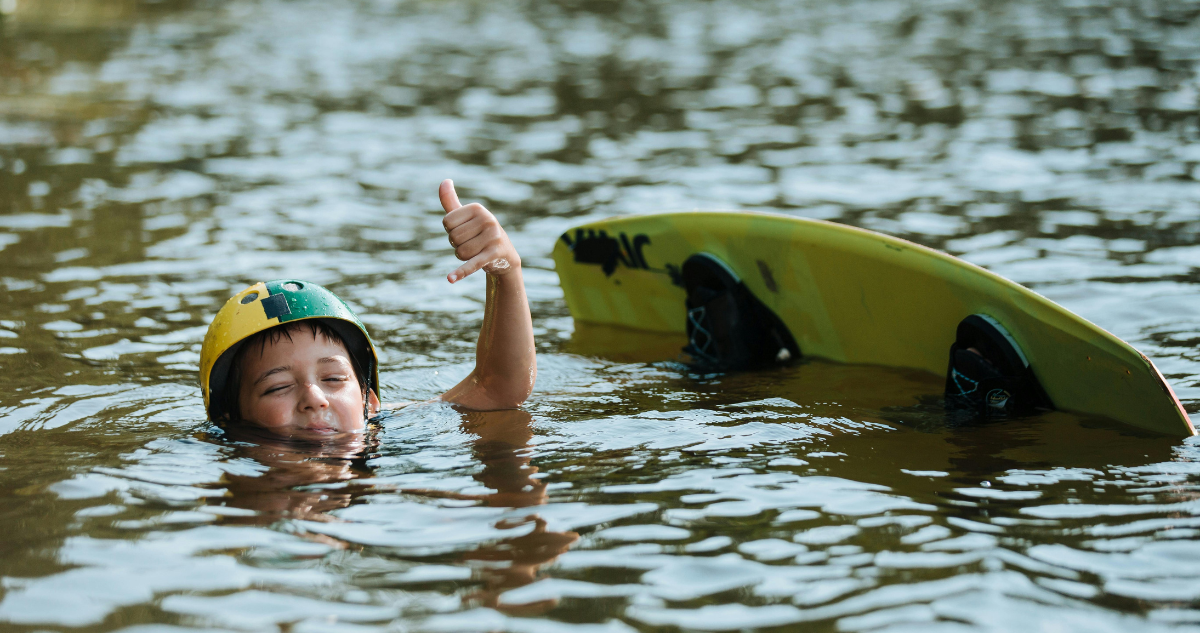 Niño en el lago