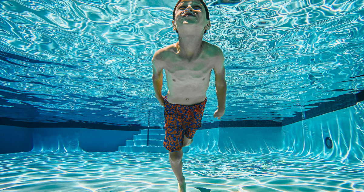 Niño en la piscina