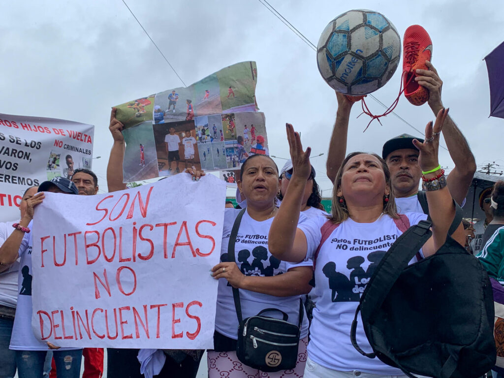 Familiares de los niños protestan en los exteriores de la Fiscalía de Guayaquil