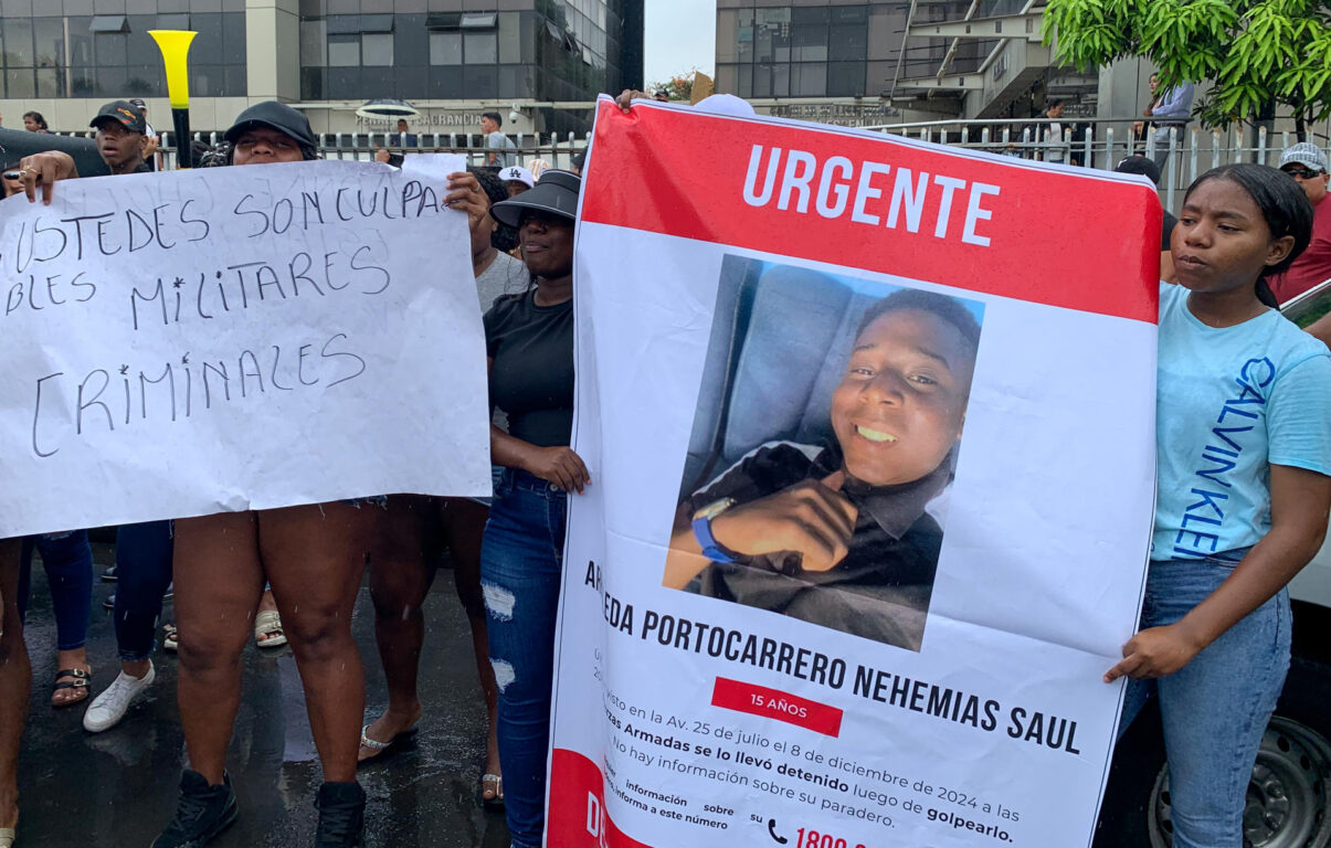 Familiares de los niños protestan en los exteriores de la Fiscalía de Guayaquil