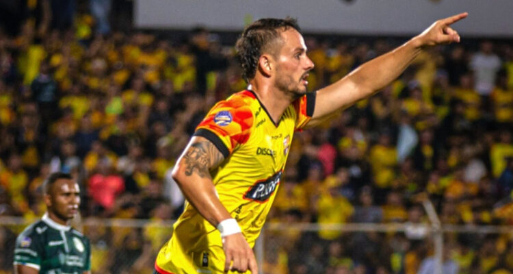 Octavio Rivero jugando para Barcelona SC
