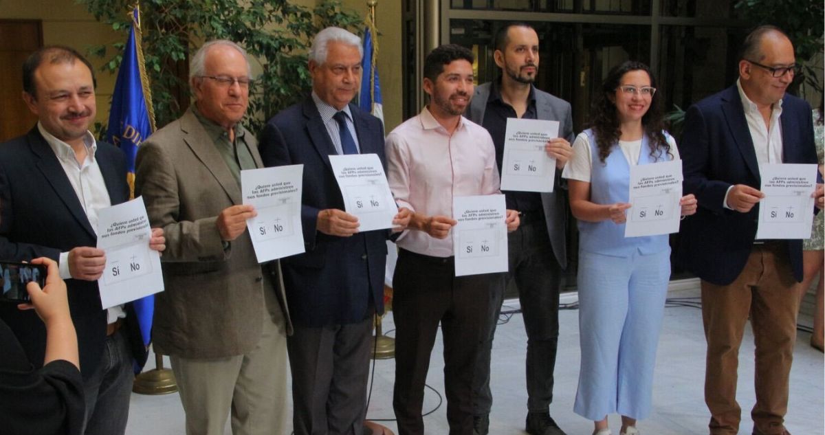 Oficialistas presentan reforma para plebiscitar la continuidad de las AFP en próximas elecciones