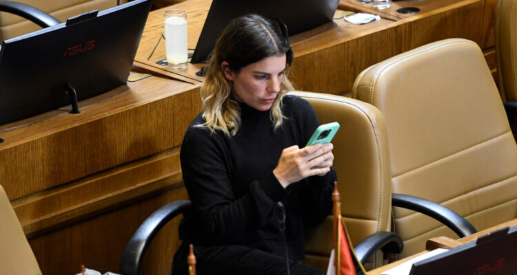 Orsini descarta renunciar al FA tras retornar al Congreso y pide ser juzgada “con objetividad”