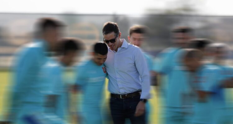 Michael Clark junto al plantel de la Universidad de Chile