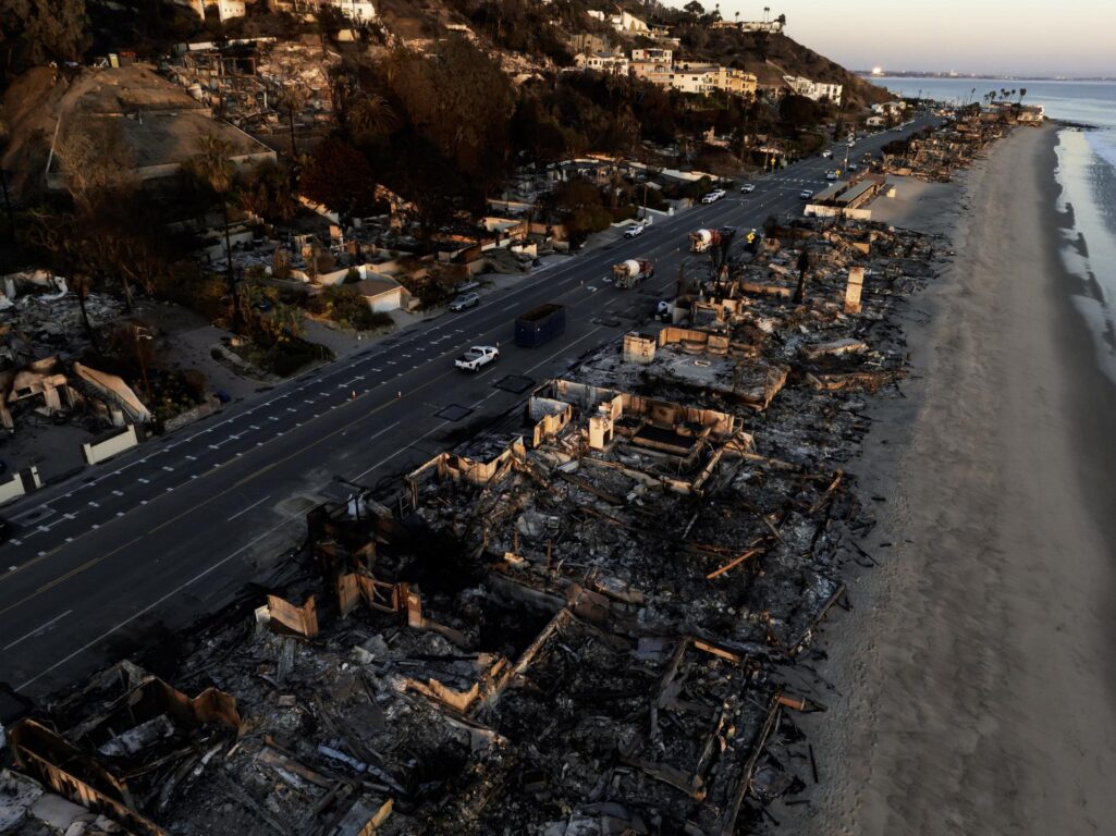 vista aérea de un barrio destruido por el incendio forestal de Palisades en Malibú