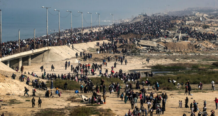 Miles de palestinos comienzan a regresar al norte de la devastada Franja de Gaza