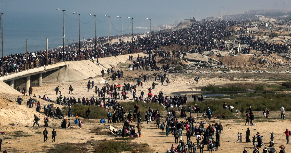 Miles de palestinos comienzan a regresar al norte de la devastada Franja de Gaza