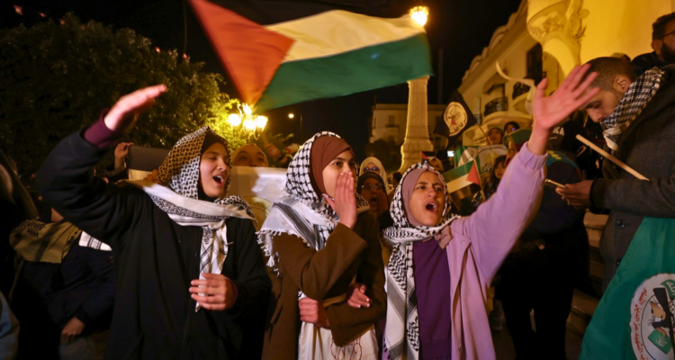 Tunecinos y tunecinas ondenado banderas palestinas este miércoles en reacción a la noticia de un acuerdo de alto al fuego entre Hamás e Israel, en Túnez | EFE