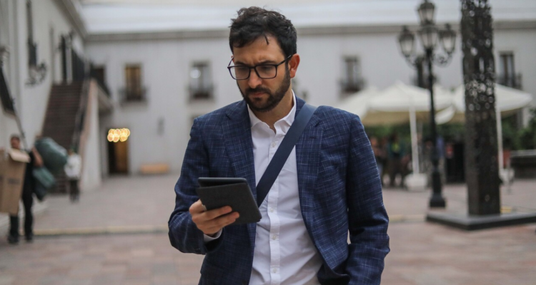 Parlamentarios piden salida de Miguel Crispi del gobierno tras filtración de chats de Catalina Pérez