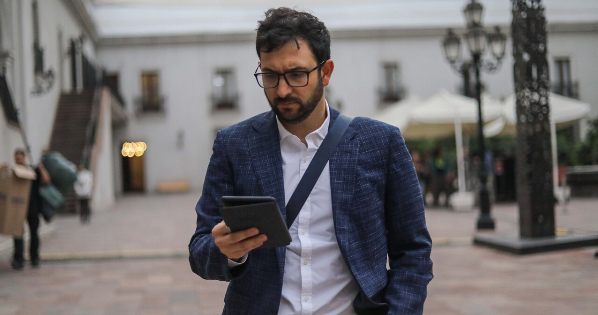 Parlamentarios piden salida de Miguel Crispi del gobierno tras filtración de chats de Catalina Pérez