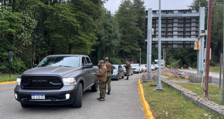 Turistas argentinos entrando a Chile por paso Cardenal Samoré