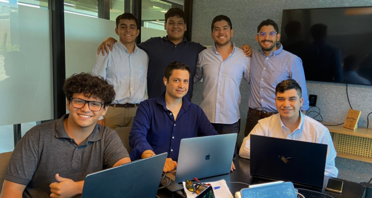 Jóvenes de Puente Alto crean la startup “Pega Ya” que busca combatir la cesantía en Bajos de Mena