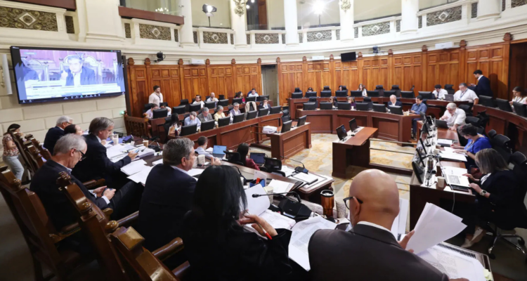 Senadores sesionando reforma de pensiones este domingo