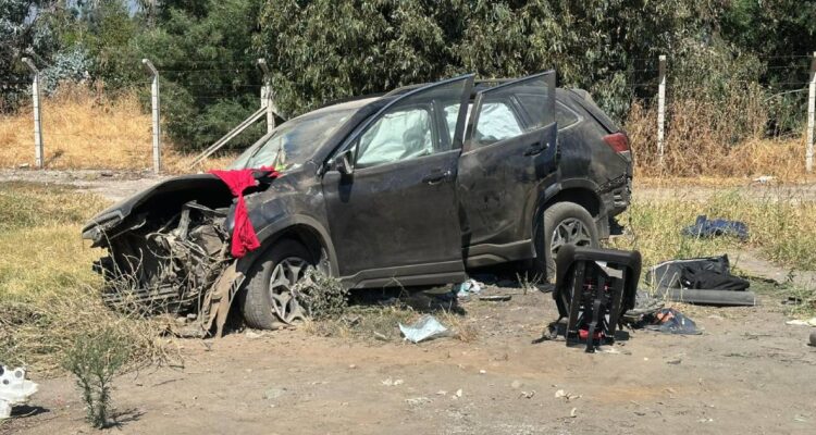 Persecución policial termina con auto volcado en Ruta 5 Sur: hay dos detenidos