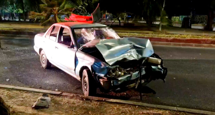 Persecución en Quinta Normal termina con colisión de auto, una detenida y arma blanca incautada
