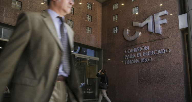 Personas con sobreendeudamiento en Chile caen a su menor nivel desde 2021, según la CMF