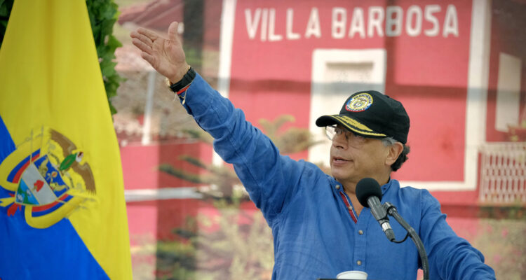 Petro acusa una “fuerza extranjera” detrás de los mortales enfrentamientos entre ELN y disidencia FARC