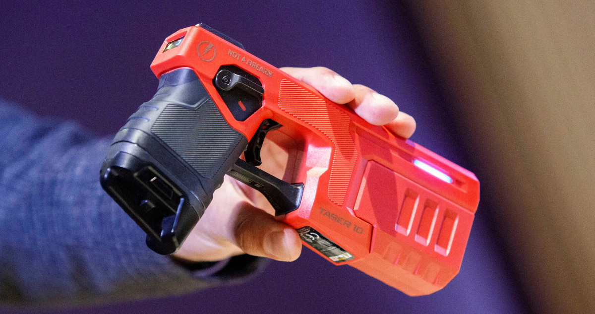 Qué son las pistolas Taser y cómo funcionan: el arma que Orrego pide autorizar para Carabineros