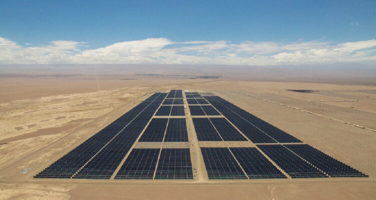 Cuenta con casi 500 mil paneles: AES Chile adquiere planta fotovoltaica en la región de Tarapacá