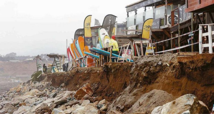 Playa La Boca de Concón perdió zonas de arena tras marejadas afectando a locales y escuelas de surf