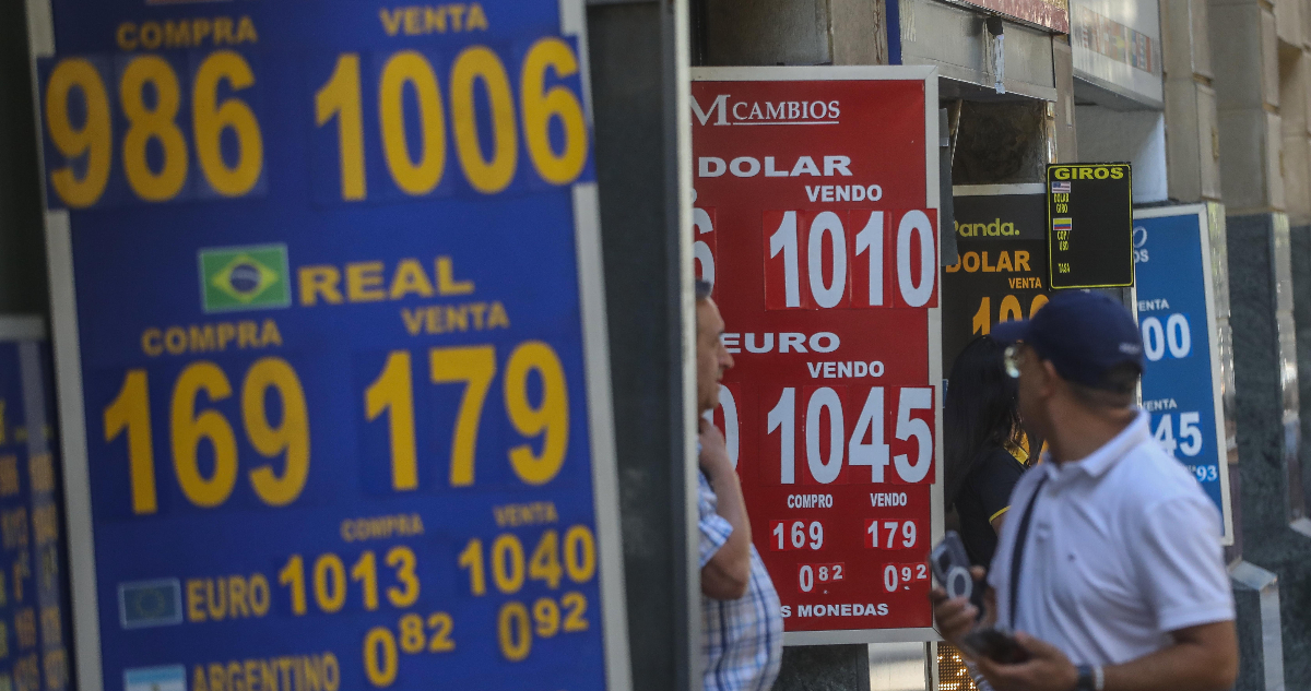 El dólar abre ligeramente a la baja, pero se niega a alejarse de los $1.000