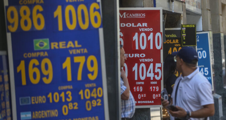 El dólar sigue en las nubes: abre por sobre los $1.000 y proyectan cuánto más podría escalar